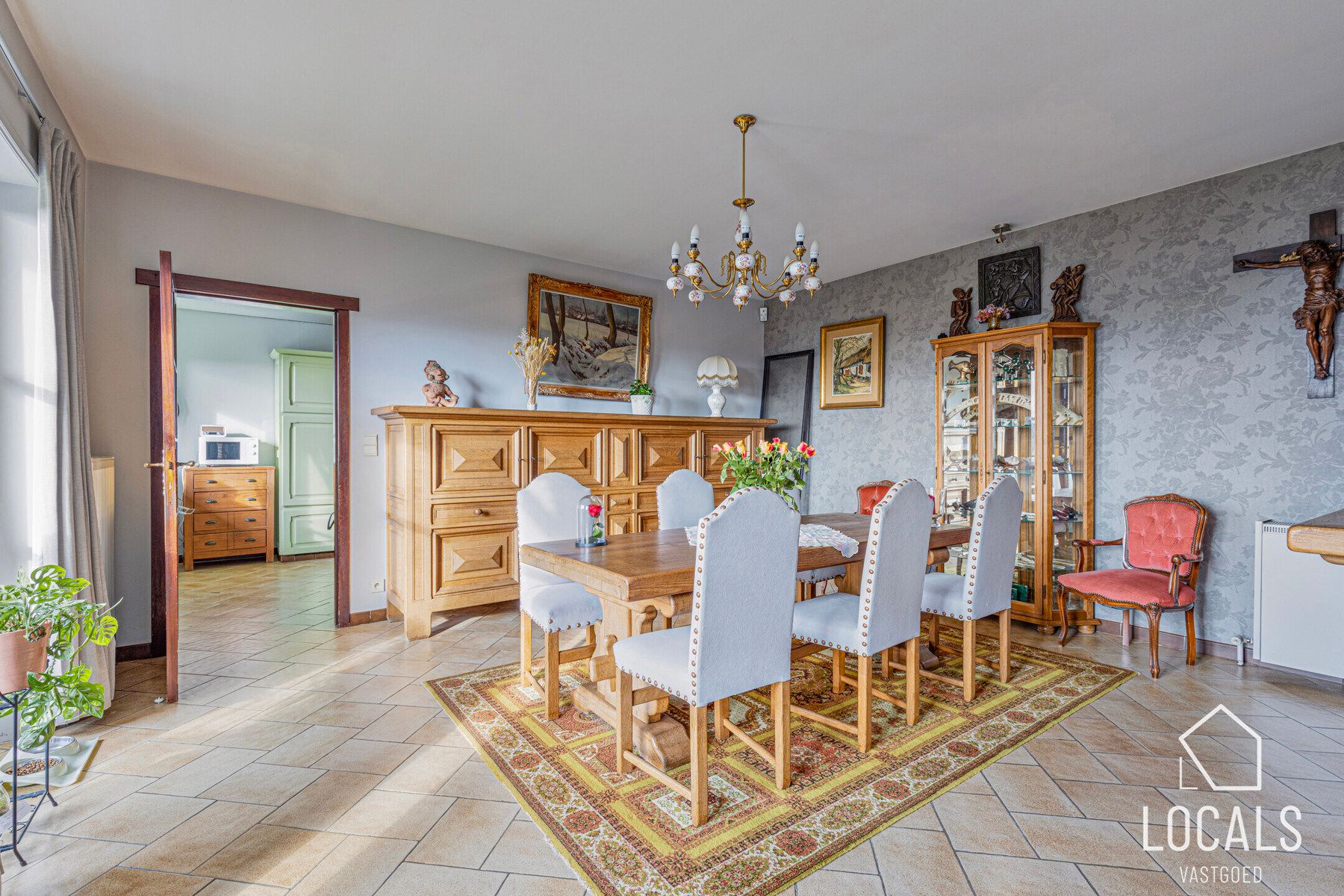 Ruime woning met 5 kamers, 2 garages en prachtig uitzicht foto 9