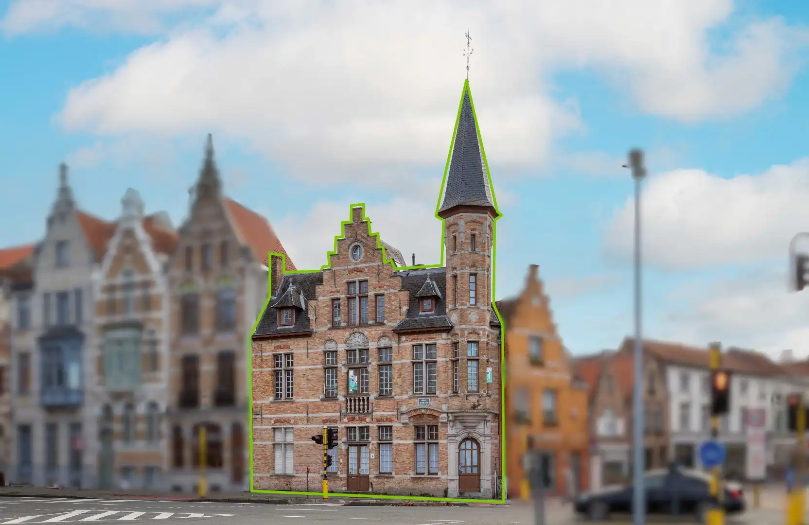 Iconisch neo-gotisch pand met uniek zicht op de Ezelpoort en het Stil Ende foto {{pictureIndex}}