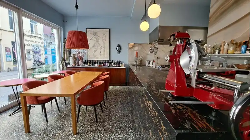 Uniek Horecapand met Restaurant, Woonst en B&B  te koop in Oostende foto 5