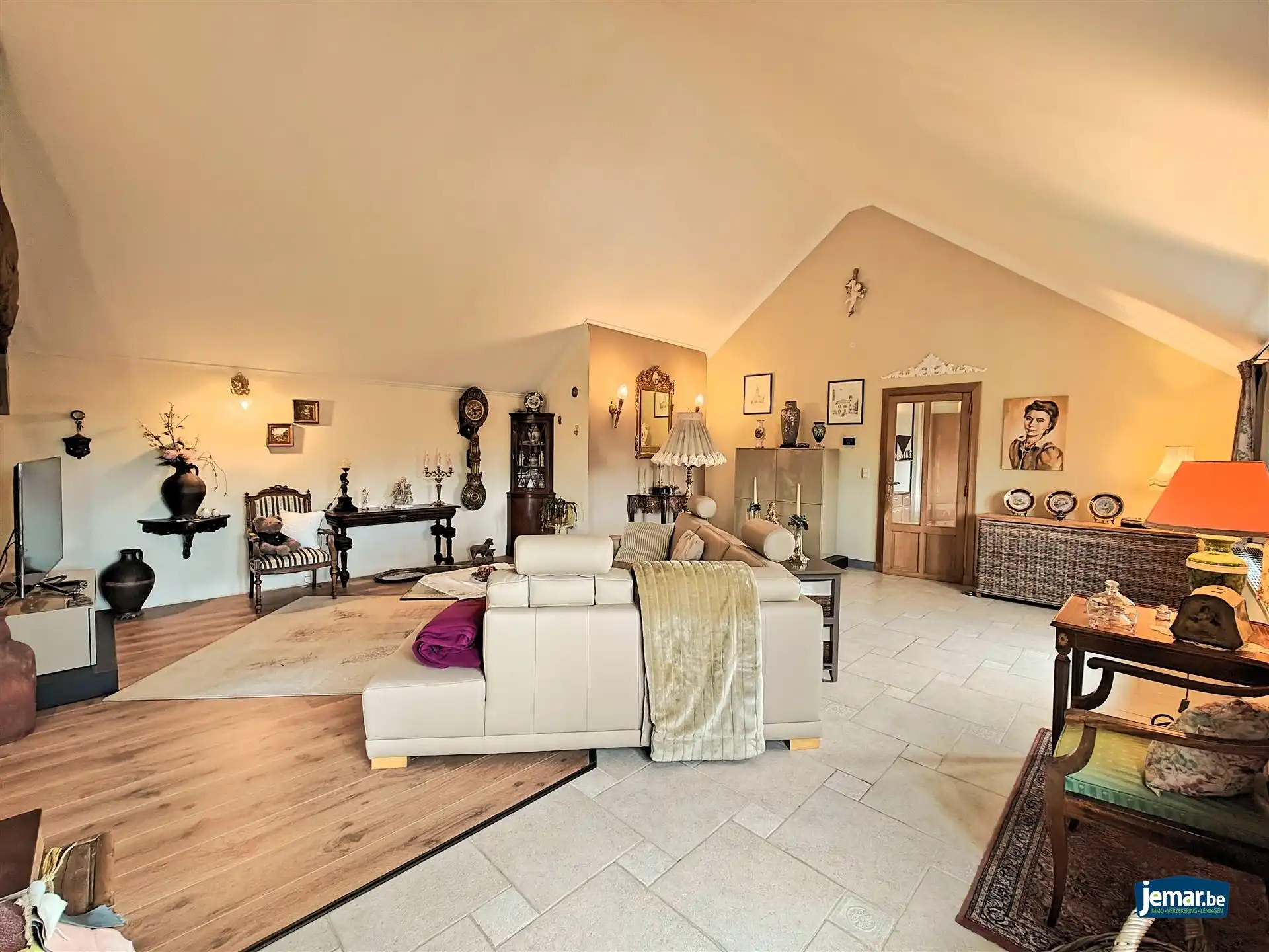 Ruim en karaktervol appartement van 190m² in het charmante Maasdorp Vucht! foto 3