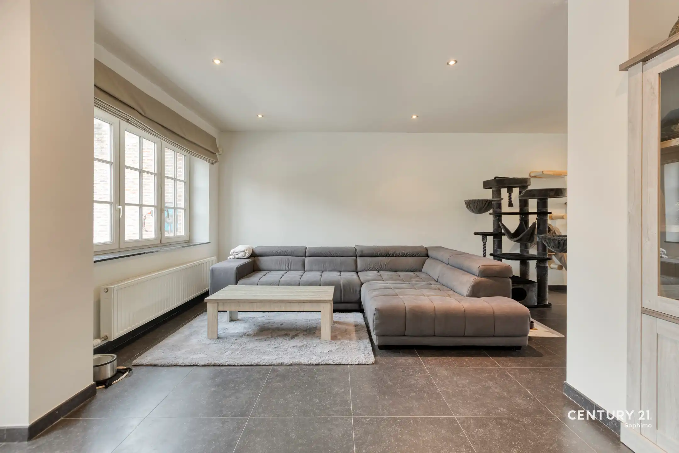 Instapklare woning met vier slaapkamers op perceel van 11a22 foto 2
