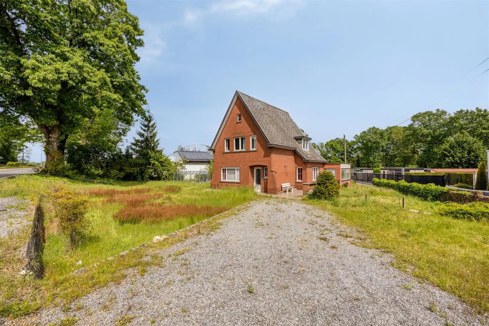 TE KOOP: Te renoveren woning met ruim perceel en projectmogelijkheden in Lummen! foto 3