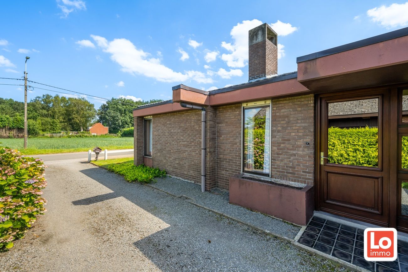 VERKOCHT! Degelijke te renoveren gelijkvloerse woning met afzonderlijke dubbele garage op een toplocatie nabij het centrum van Destelbergen. foto 3