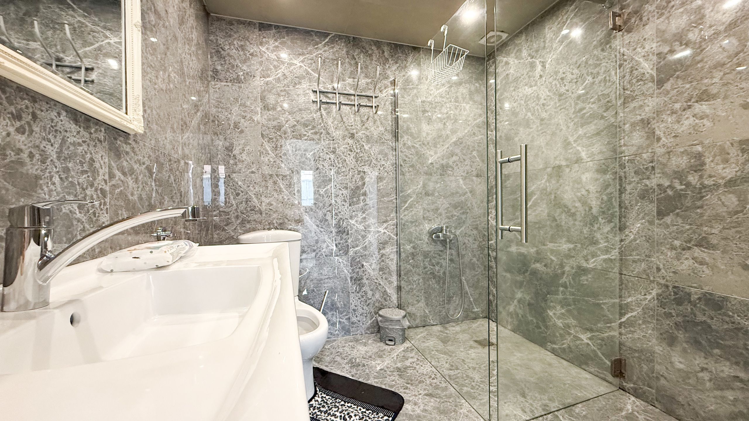 Instapklare vernieuwde woning van 170m² met 3slpks! foto 13