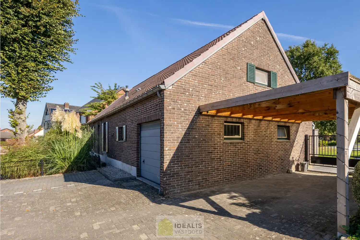 IDEALIS VASTGOED – KARAKTERISTIEKE INSTAPKLARE LANGGEVELHOEVE MET 5 SLAAPKAMERS, SFEERVOLLE LEEFRUIMTE EN AANSLUITEND VERANDA MET VOLZICHT OP DE PRACHTIGE TUIN EN ACHTERLIGGENDE WEILANDEN OP EEN PERCEEL VAN MAAR LIEFST 1,6 HECTARE (16.000M²)!! Deze karakteristieke hoeve uit 1904 omvat +- 231m² netto bewoonbare oppervlakte met een sfeervolle woonkamer die uitgeeft op de lichtrijke veranda, aansluitend een goed uitgeruste keuken voorzien van alle comfort, 5 slaapkamers waarvan één gelijkvloers en een badkamer voorzien van douche én dubbel badkamermeubel.. Deze langgevelhoeve biedt een unieke kans voor kandidaten op zoek naar een instapklare woning voorzien van alle comfort, ruimte en een prachtig aangelegde tuin met achterliggende weilanden. foto 6