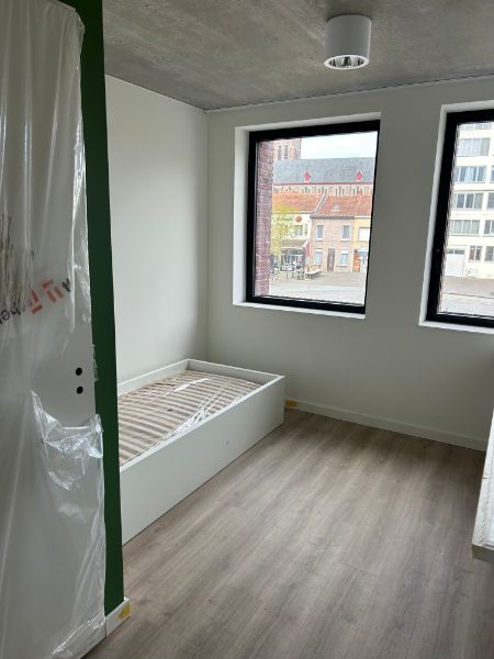 Moderne lichtrijke studentenkamer in een nieuwbouwproject op een top locatie in centrum Kortrijk met zicht op plein. foto 6