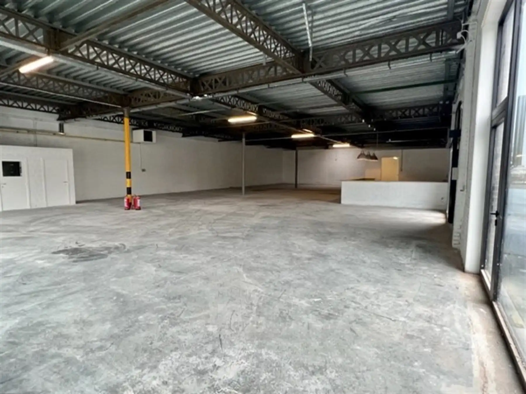 
Ruim en veelzijdig commercieel pand met parking foto 6