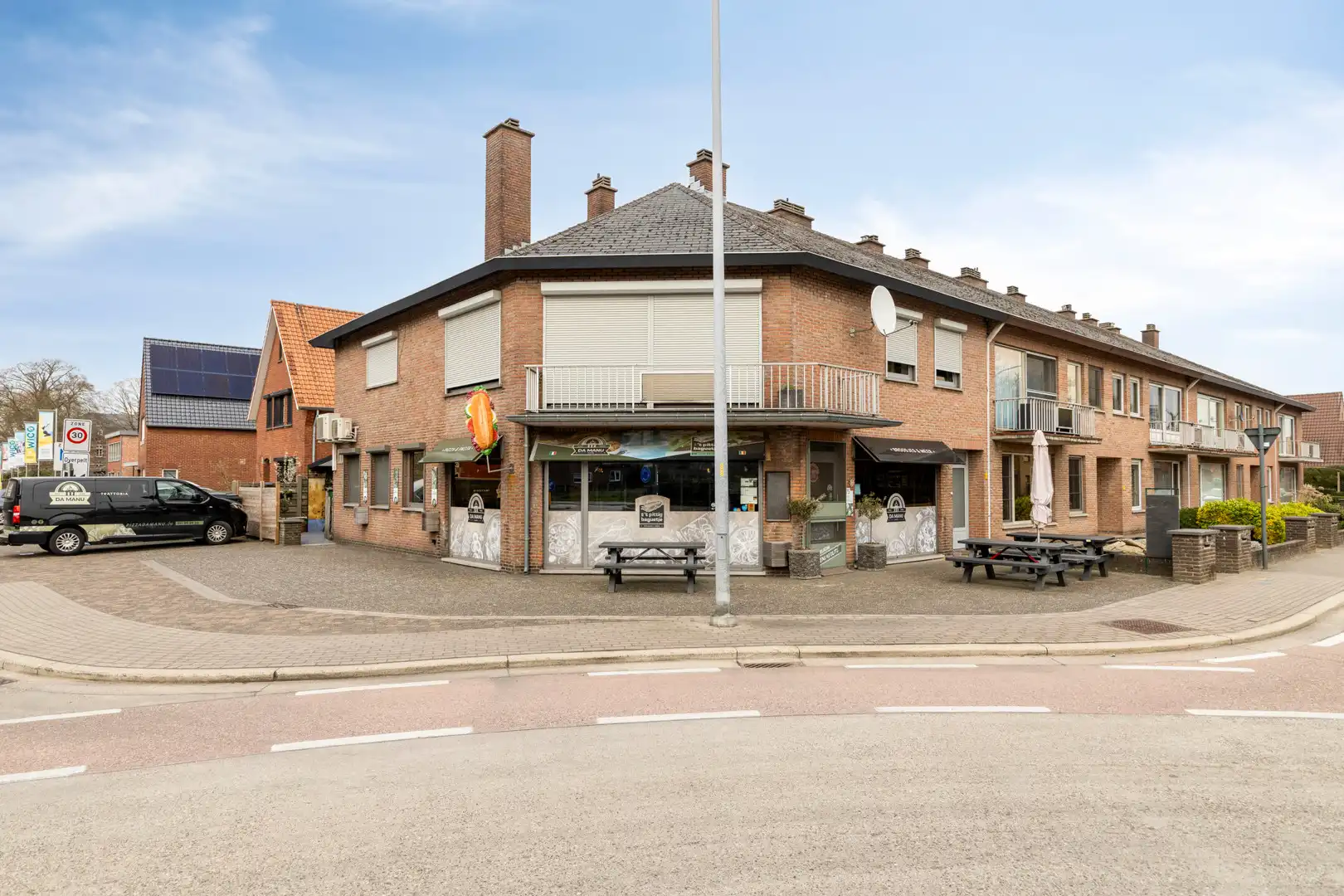 Te koop: Succesvolle broodjeszaak & trattoria met ruim overdekt terras foto {{pictureIndex}}