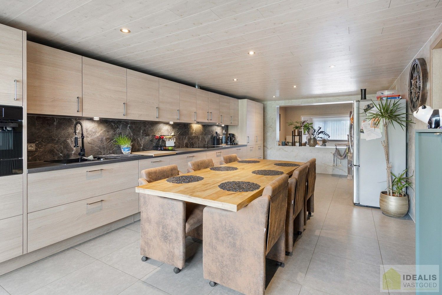 IDEALIS VASTGOED – RECENT GERENOVEERDE WONING (2021) OP EEN PERCEEL VAN MAAR LIEFST 8A92CA OP EEN ZEER GUNSTIGE LOCATIE! Deze ruime woning met een netto bewoonbare oppervlakte van +- 170m² bevindt zich langs de Paalseweg in Hulst, deelgemeente van Tessenderlo-Ham. Naast de perfecte ligging is het een prachtig afgewerkte woning met een royale leefruimte, zeer ruime open keuken, 3 slaapkamers en badkamer. Een uniek aanbod voor wie op zoek is naar een volledig gerenoveerde instapklare woning. foto 9