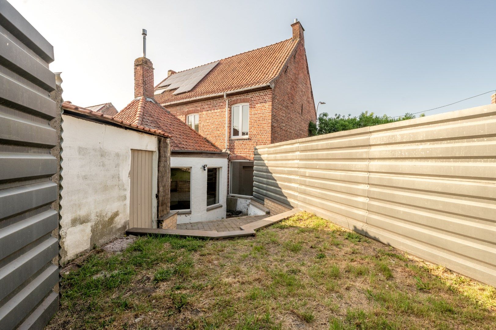 Centraal gelegen huis met 3 kamers en een aangename tuin foto {{pictureIndex}}