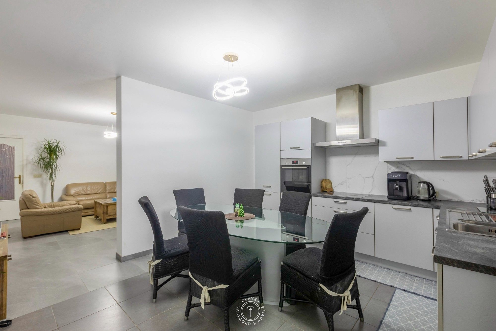 Gezinswoning met 4 slaapkamers en aangename tuin foto 6