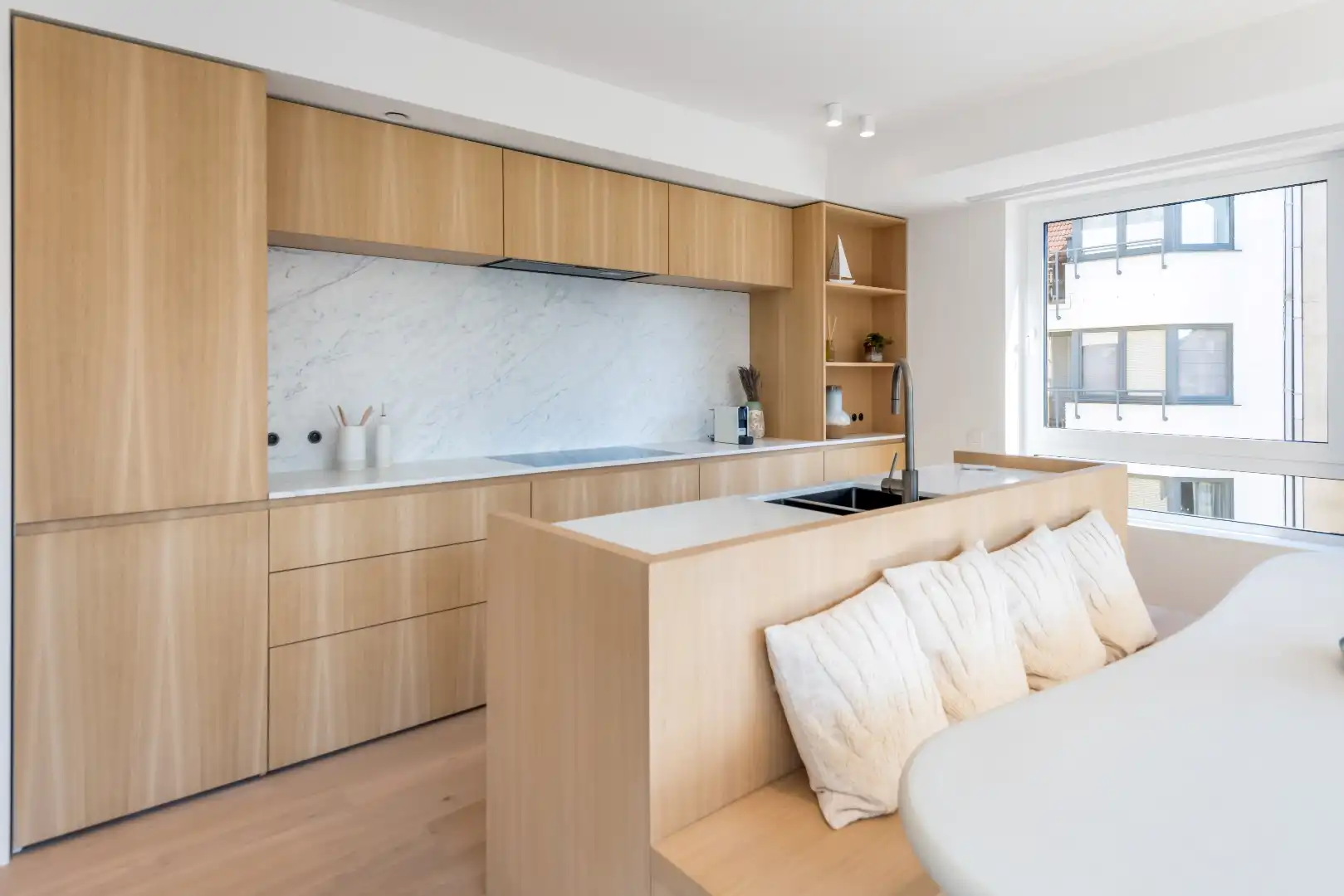 Lichtrijk hoekappartement gelegen op de Lippenslaan/Zoutelaan met 3 slaapkamers foto 5