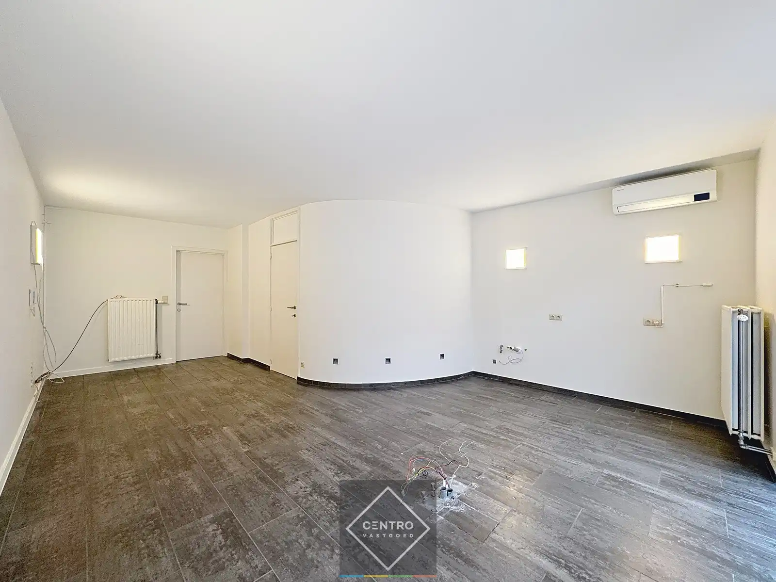 Commercieel gelegen handelspand met inpandige garage! foto 4