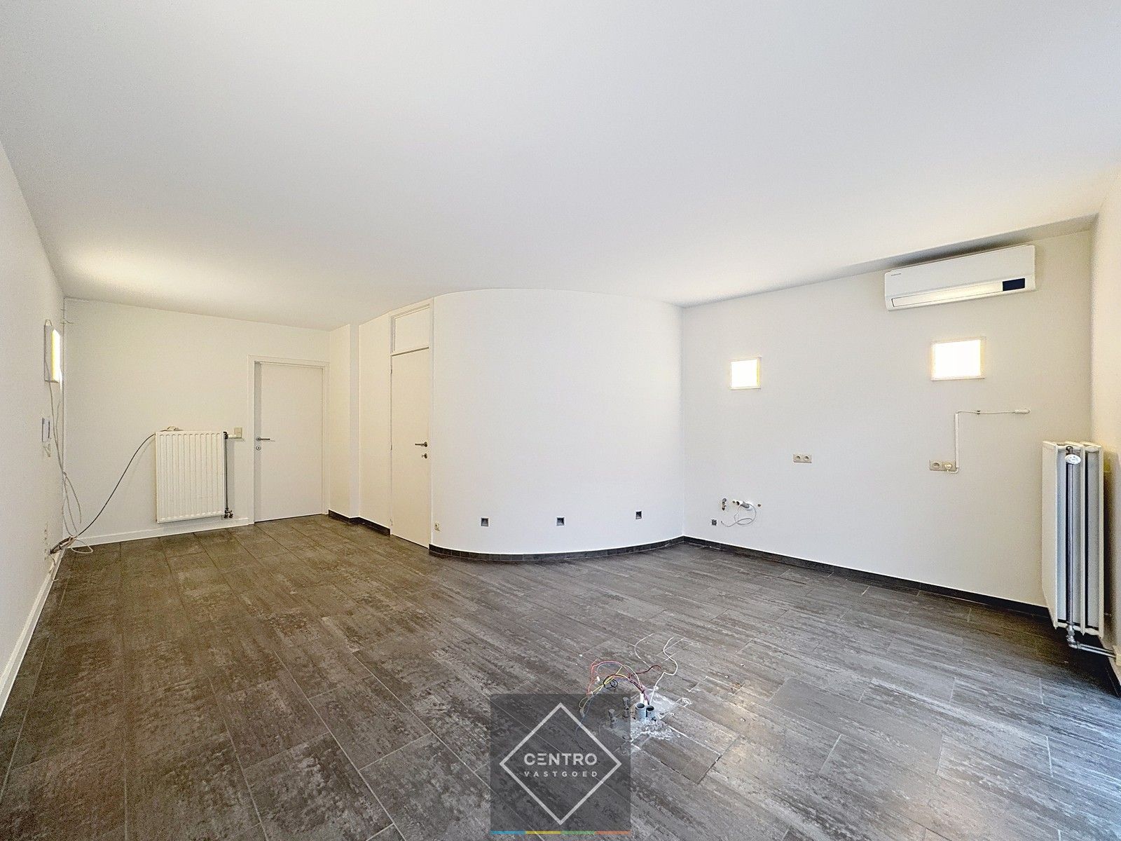 Commercieel gelegen handelspand met inpandige garage! foto 4