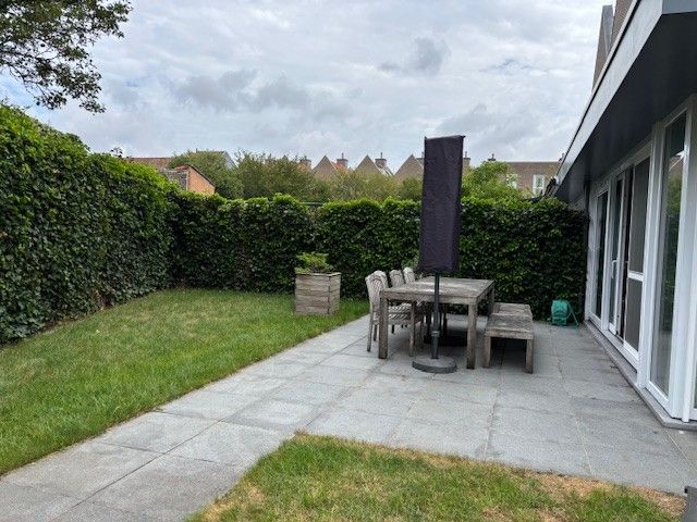 Rustig en toch centraal gelegen, instapklare,  halfopen woning met 4 slaapkamers, tuin en zeer ruime garage (energielabel B, elektriciteit goedgekeurd, zonnepanelen...) foto 3
