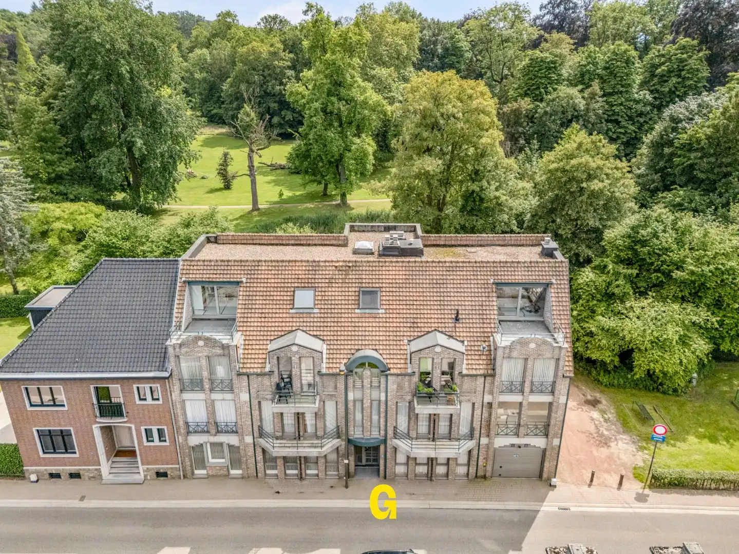 Uitstekend verzorgd 2-slaapkamer appartement in hartje Bilzen, met standplaats, kelderberging en terras met zicht op het Park van Haffmans foto {{pictureIndex}}