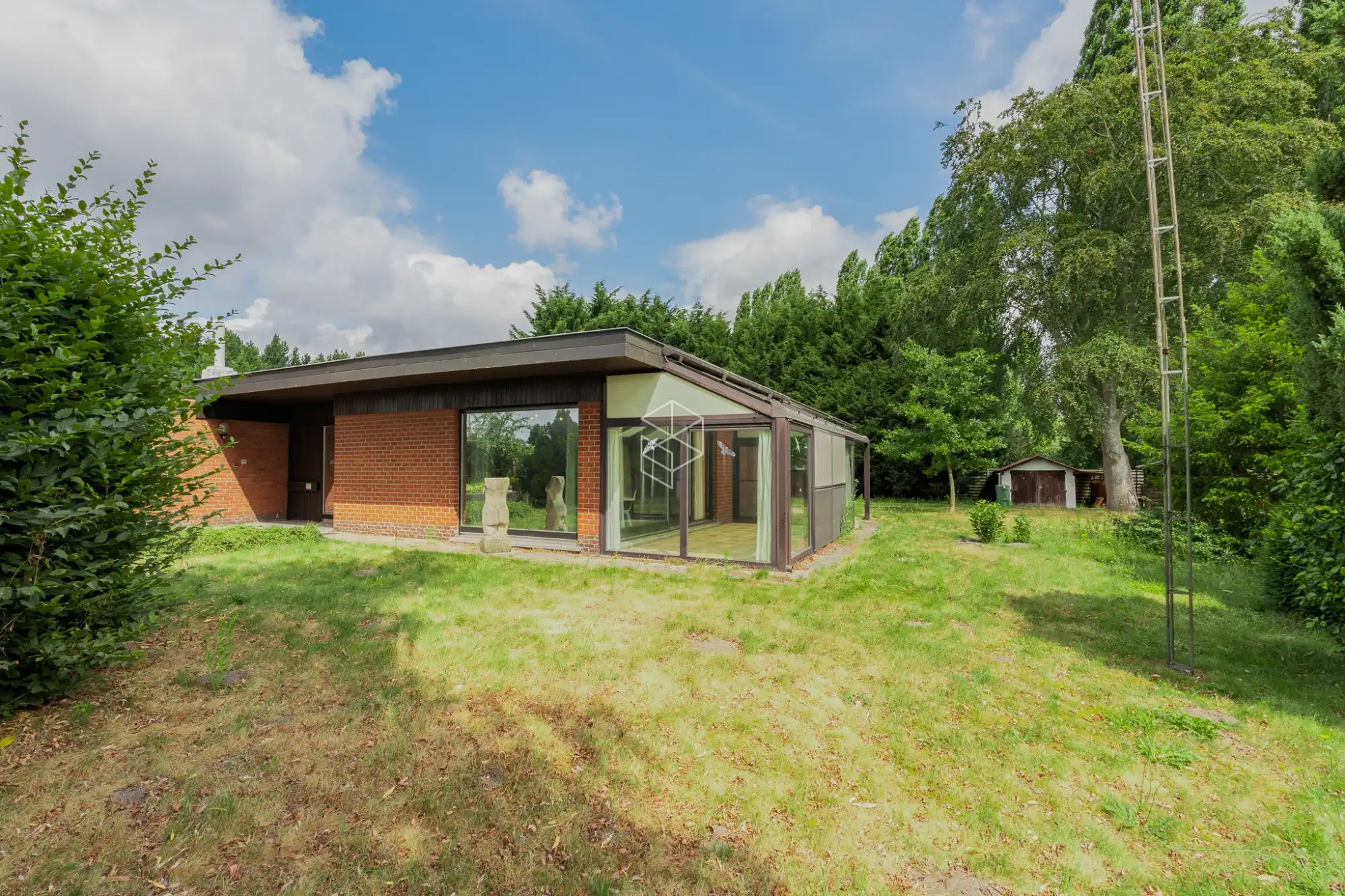 Centraal gelegen gelijkvloerse woning met royale tuin op 1656m² foto 2