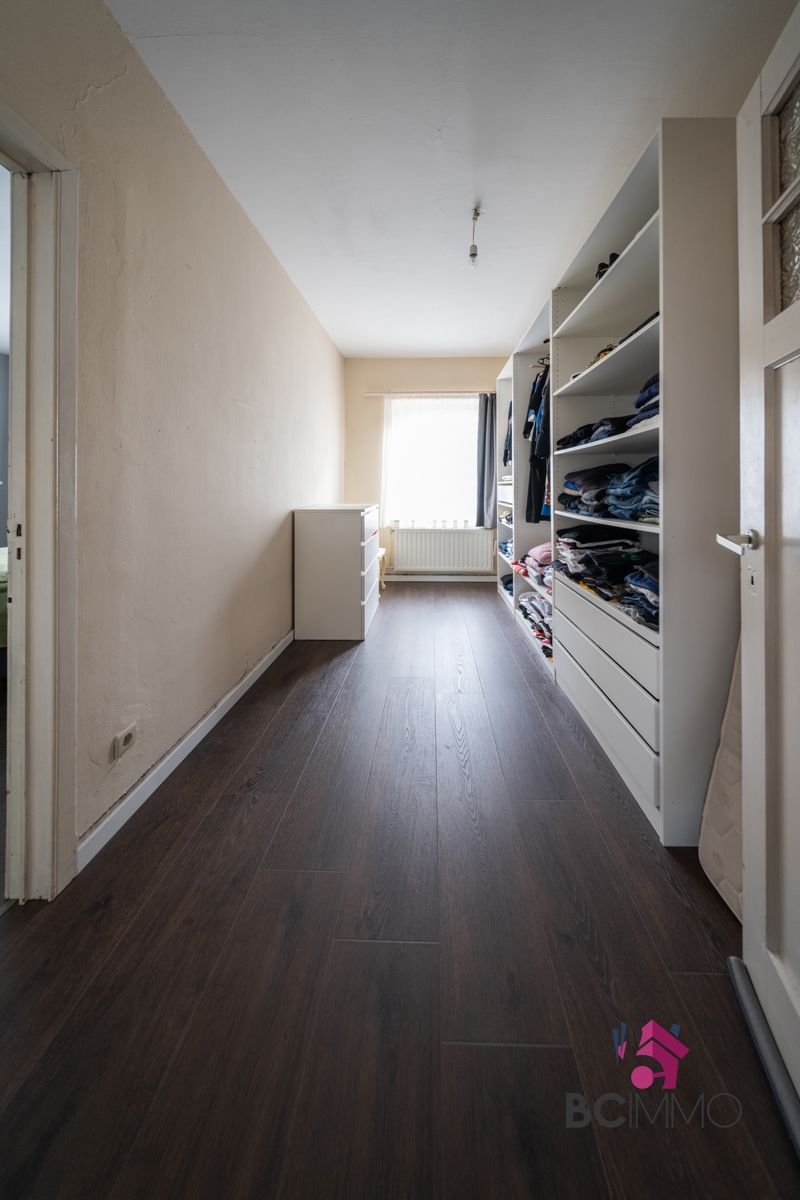 Karaktervolle woning met ruime tuin te Genk foto 13
