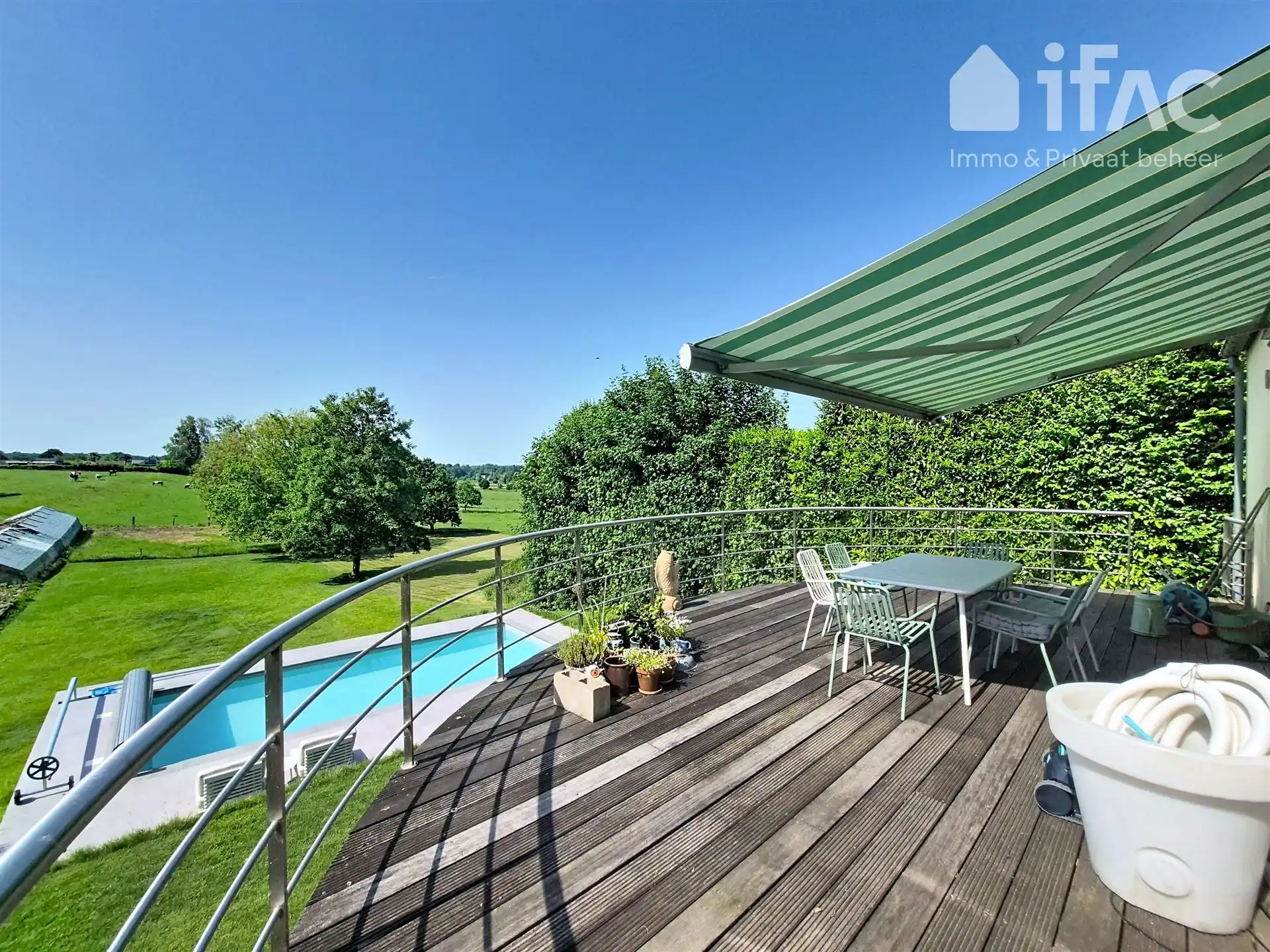 Unieke moderne split-levelvilla met zwembad op 17a83ca foto 15