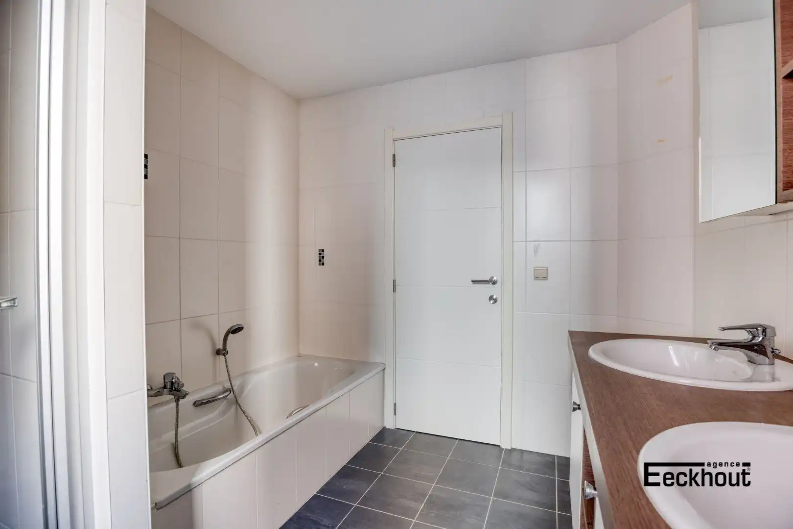 Ruim (100 m²) & instapklaar appartement (bouwjaar 2009) in het centrum van Oostende! foto 11