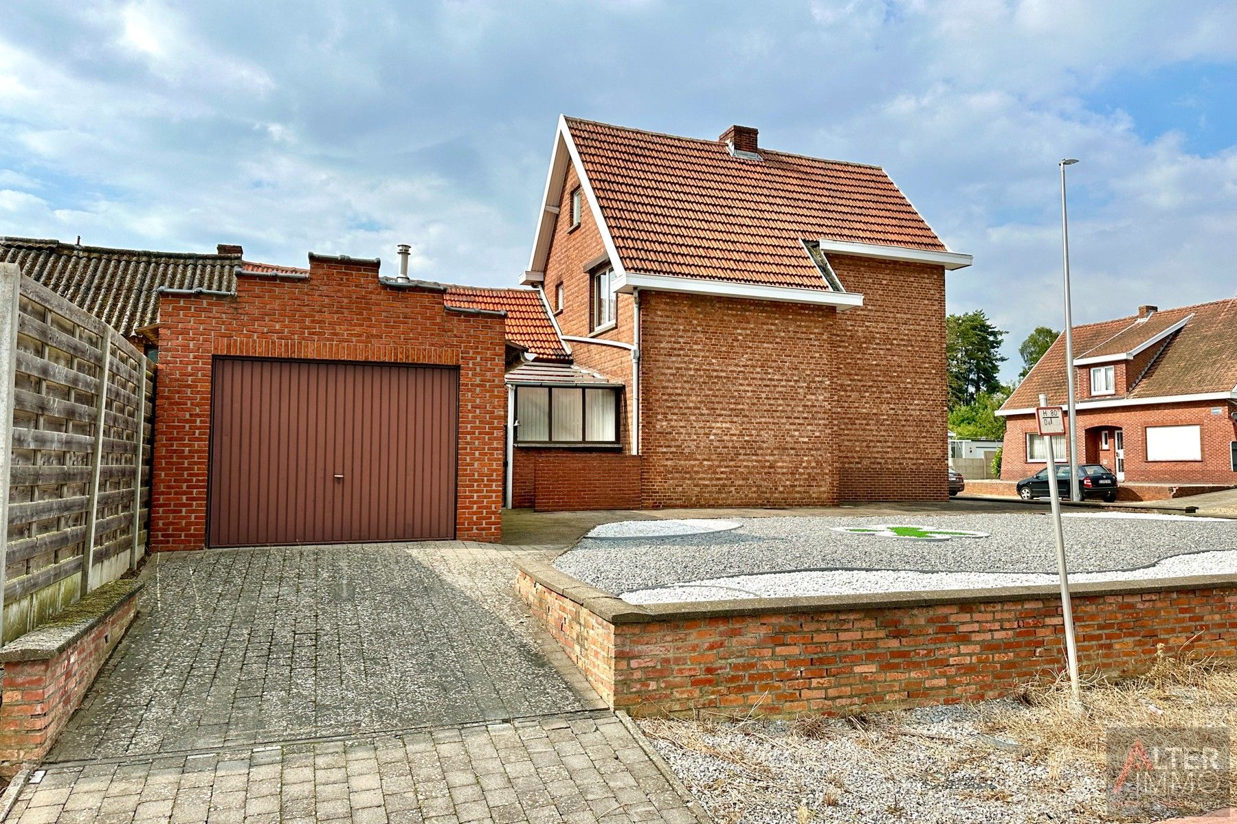 Te renoveren woning uit 1949 met achterbouw en garage op een hoekperceel van 5a 24ca. Deze open bebouwing ligt in een residentiële buurt. foto 26