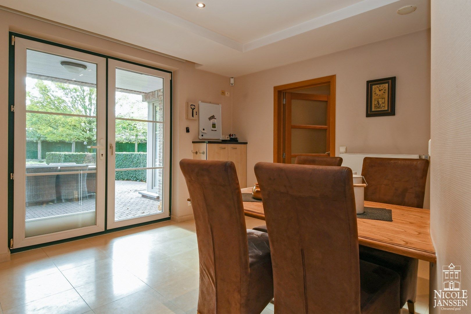 Instapklaar landhuis met tuin en interessant bijgebouw foto 17