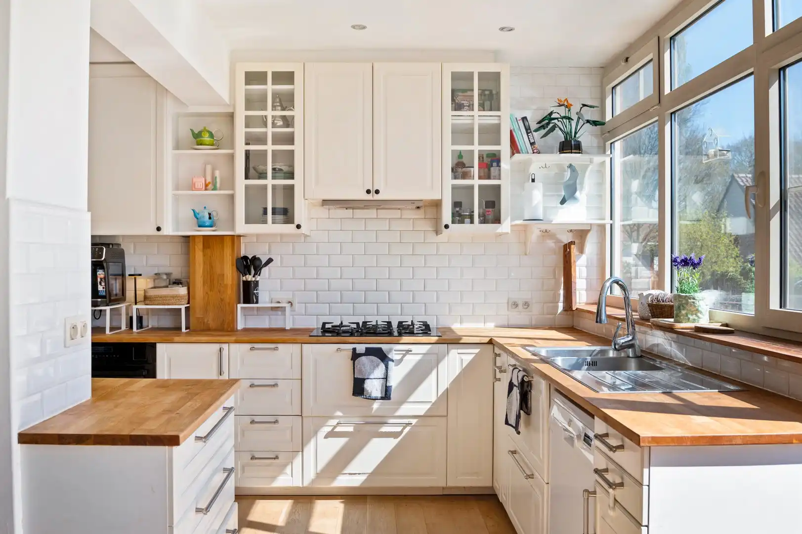 Ruime woning met tuin, polyvalente ruimte en zonnige tuin foto 2