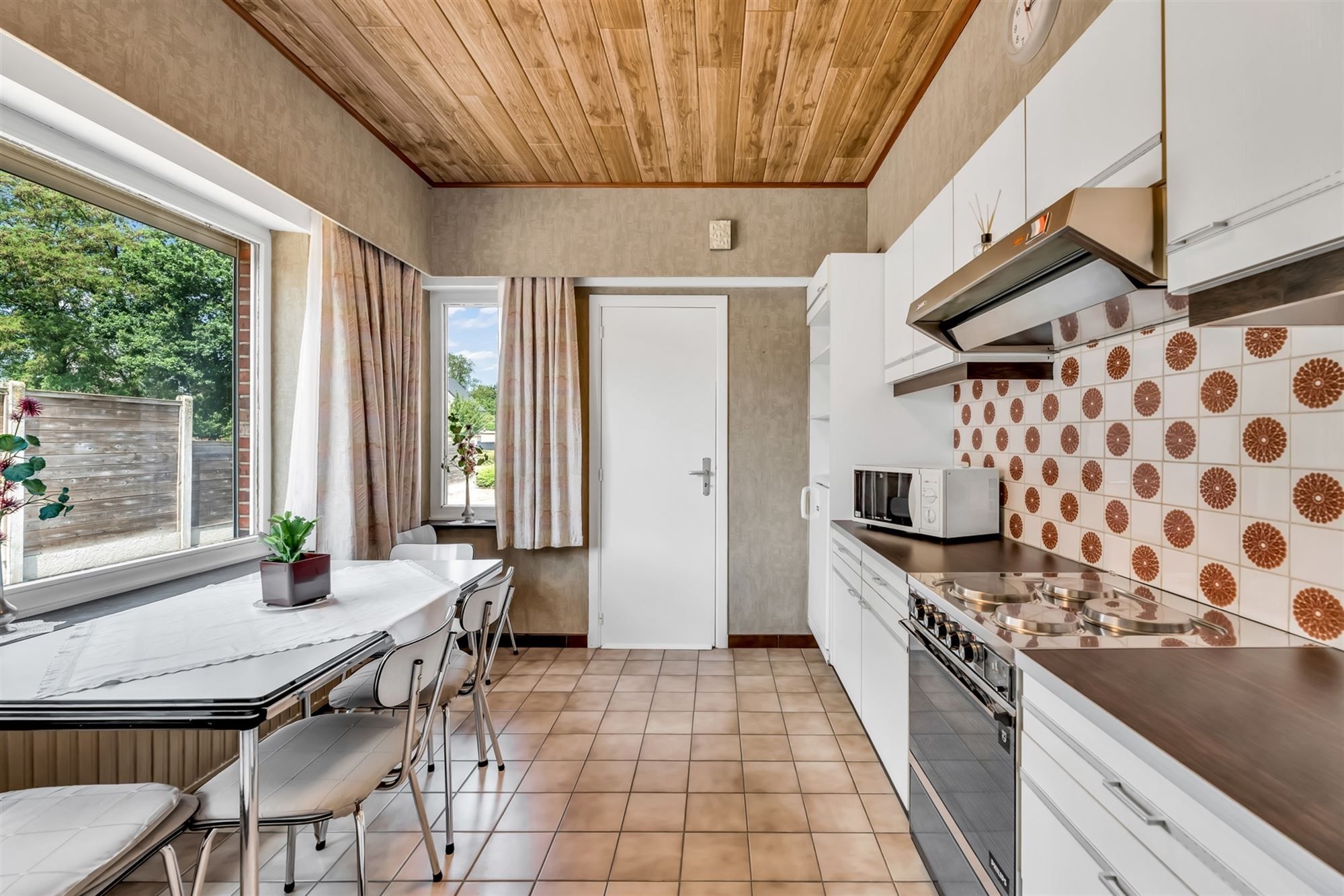 OP TE FRISSEN MAAR ZEER GOED ONDERHOUDEN WONING OP EEN RUIM PERCEEL NABIJ CENTRUM OOSTHAM foto 7