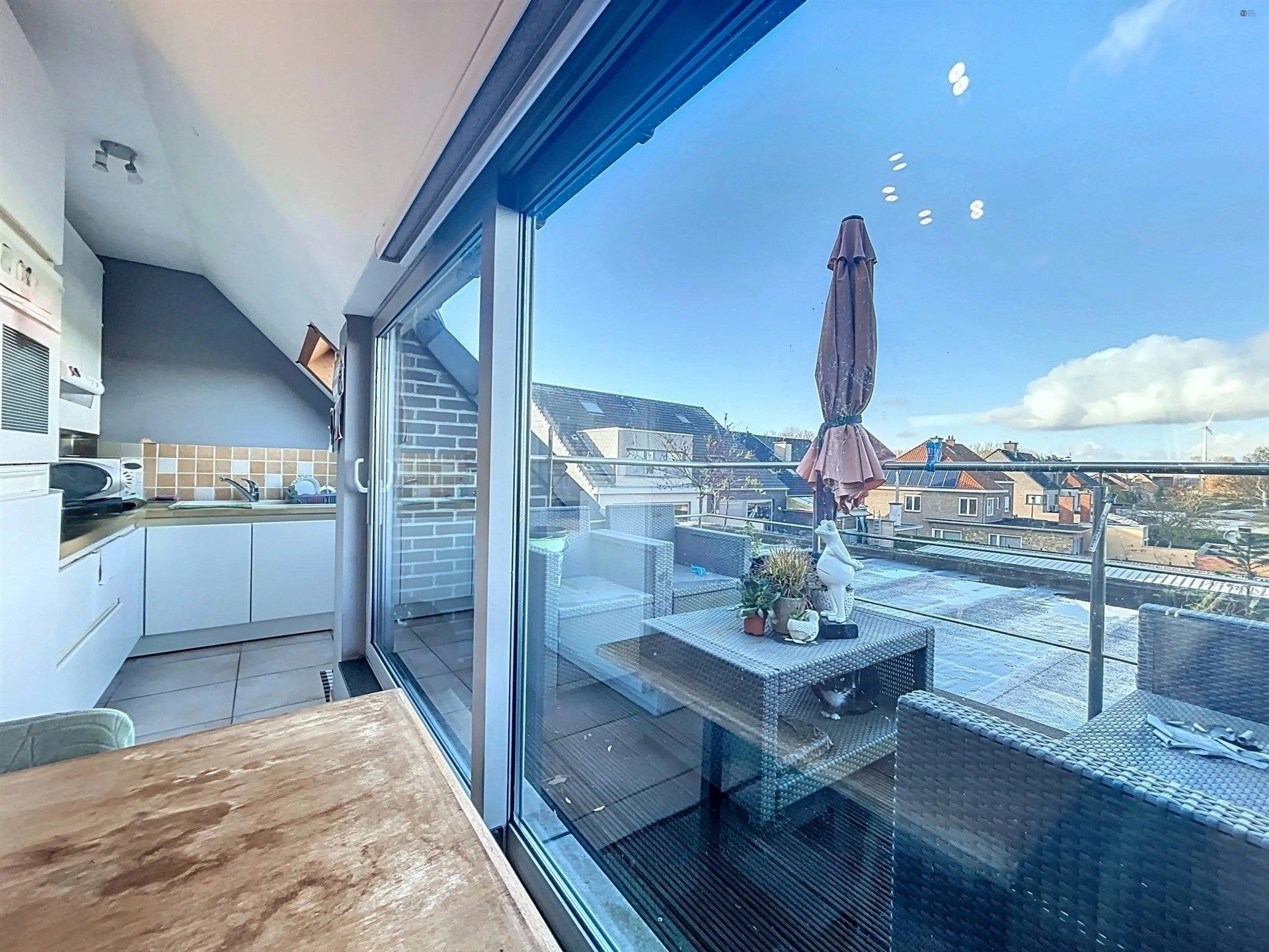 Centraal gelegen appartement met twee slaapkamers en terras   foto 3