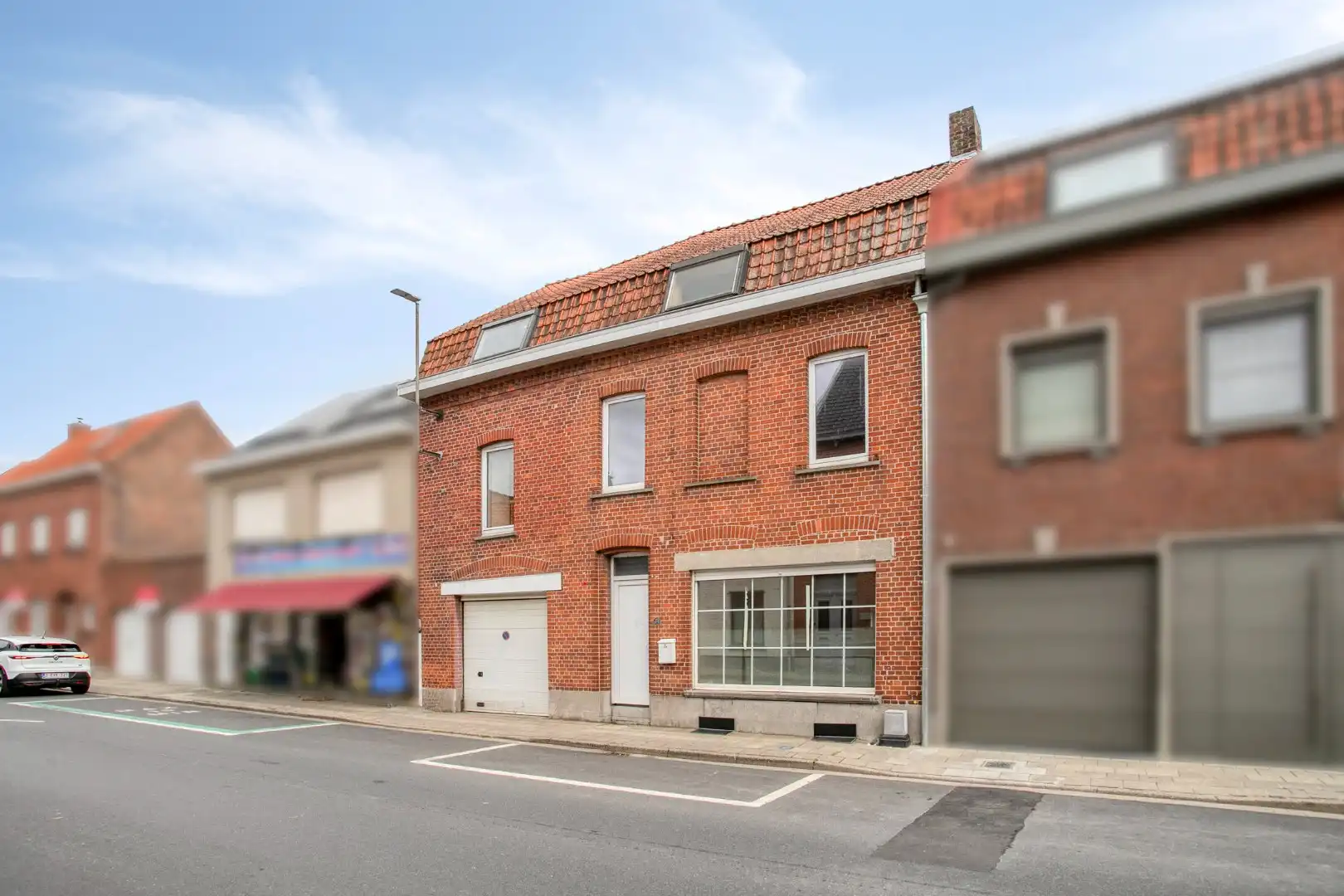 Hoofdfoto van de publicatie: Ruime woning met dubbele garage en tuin in het centrum van Ledegem, 4 slaapkamers