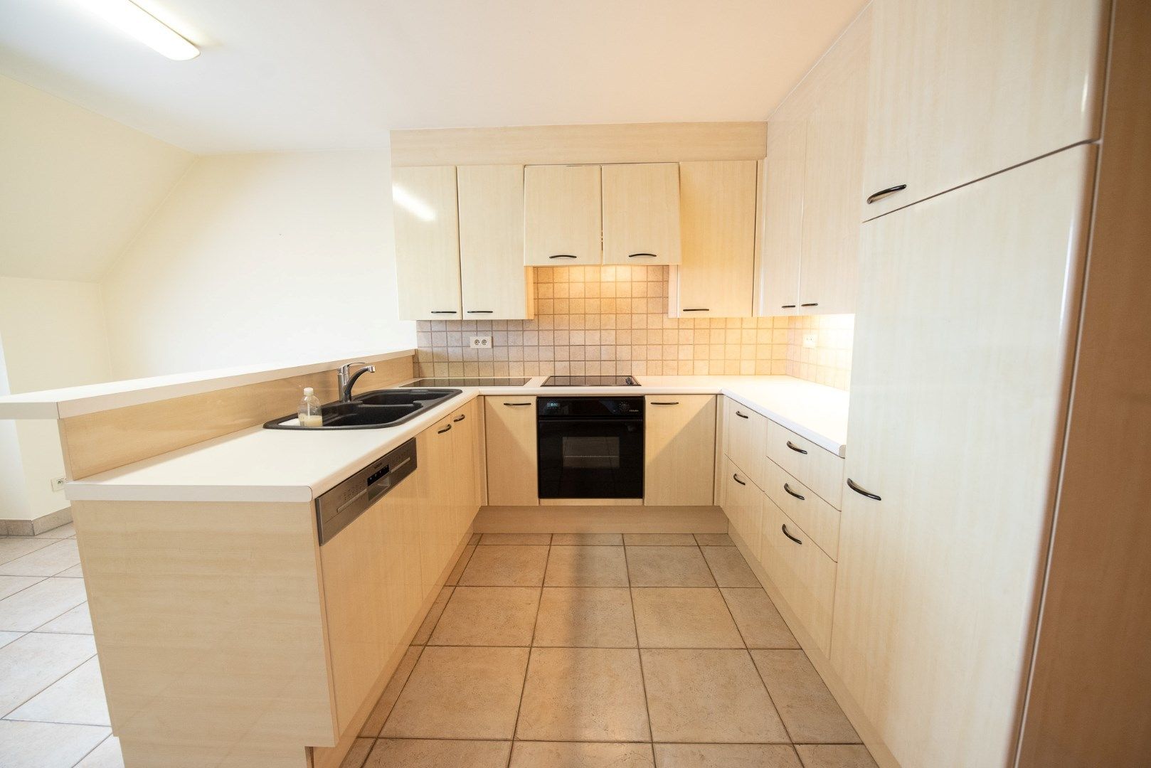 Ruim duplex appartement met terras en garage in centrum Zulte!  foto 4