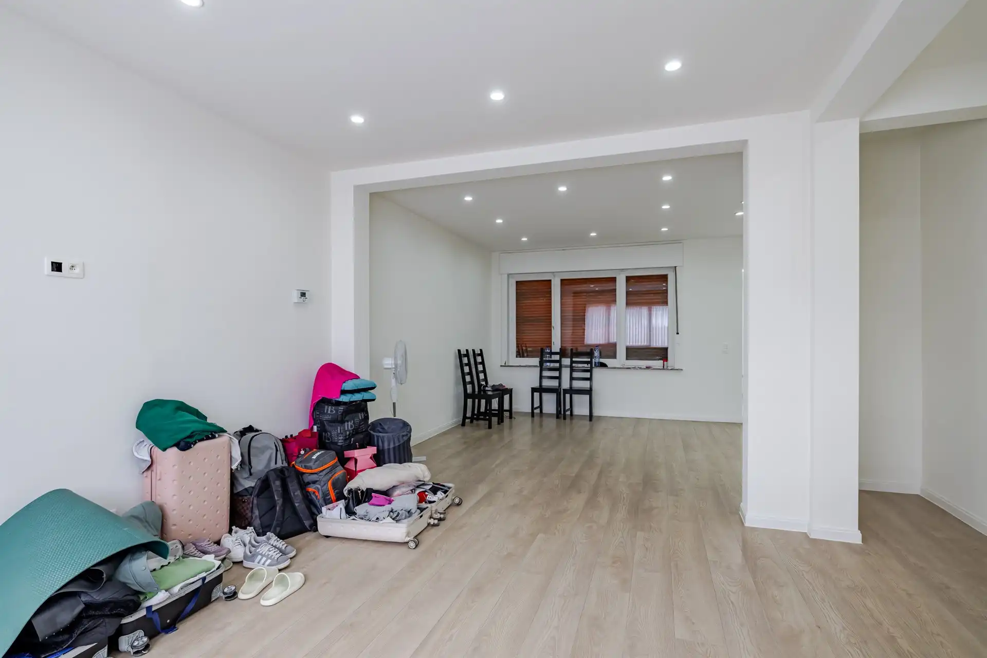 Deels gerenoveerde woning met drie slaapkamers te Erembodegem foto 4