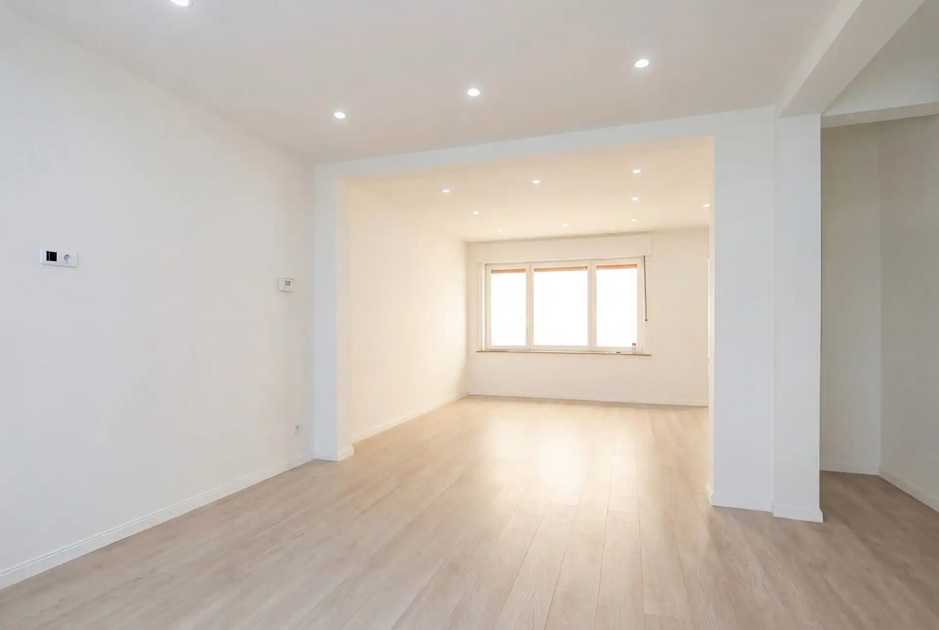 Deels gerenoveerde woning met drie slaapkamers te Erembodegem foto 4