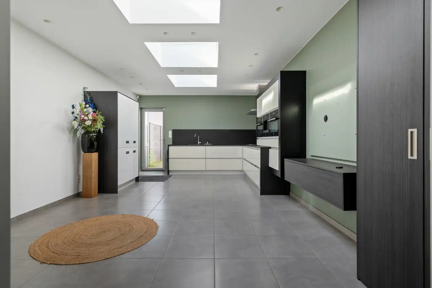 Volledig gerenoveerde woning met commerciële ruimte en 3 slpk. foto 2