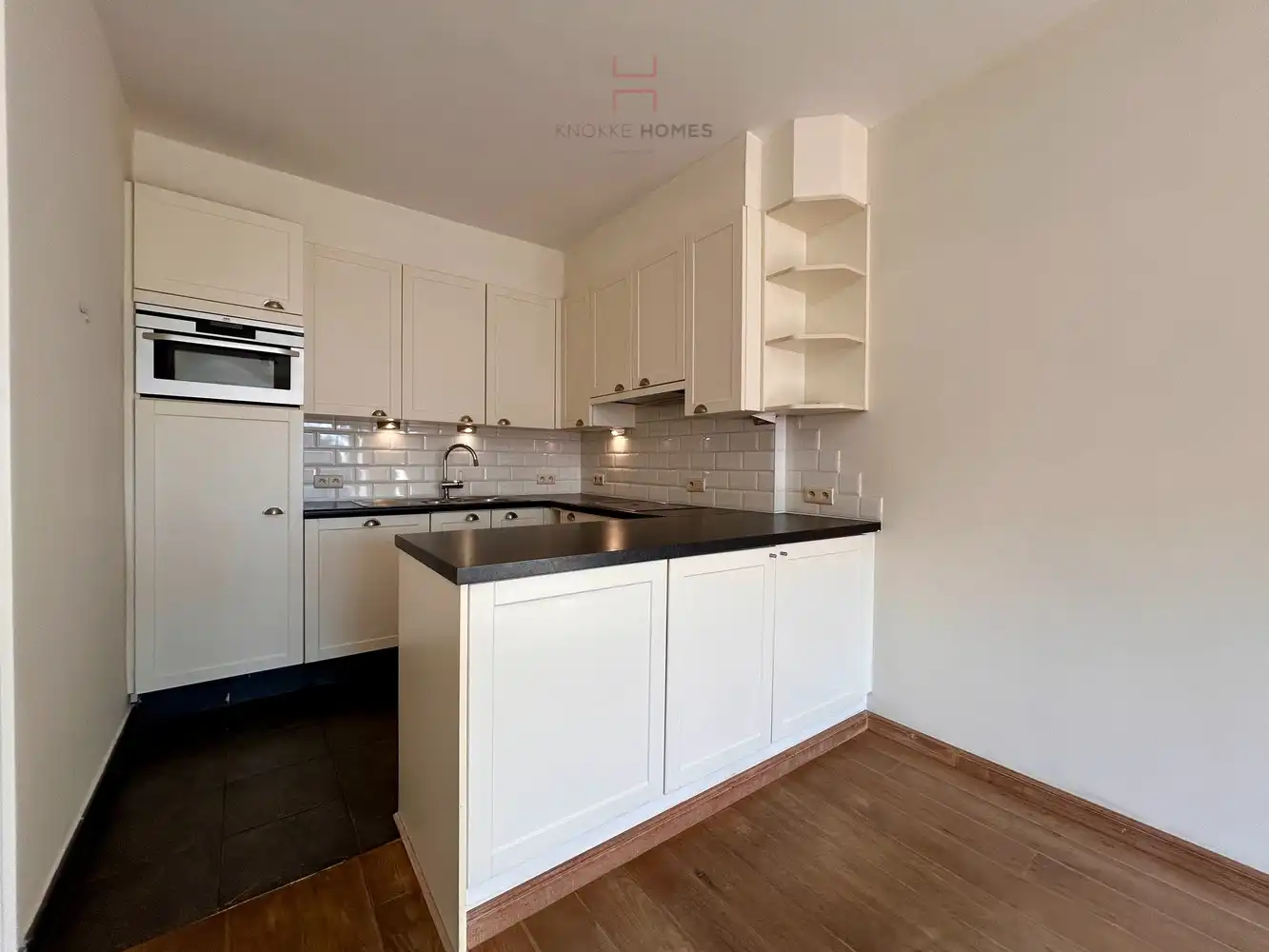 Ongemeubeld twee slaapkamer appartement in de Piers De Raveschootlaan te Knokke. foto 6