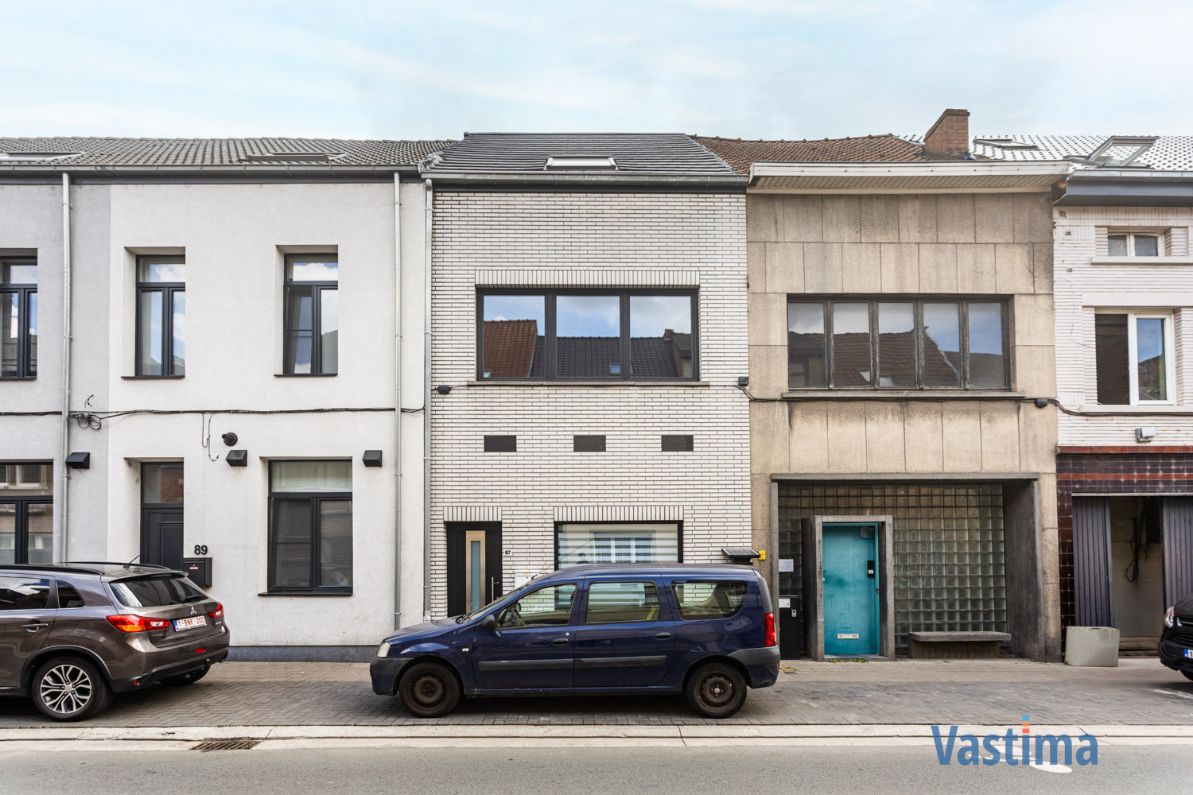 Volledig gerenoveerde rijwoning met 3 slaapkamers nabij centrum Aalst foto {{pictureIndex}}