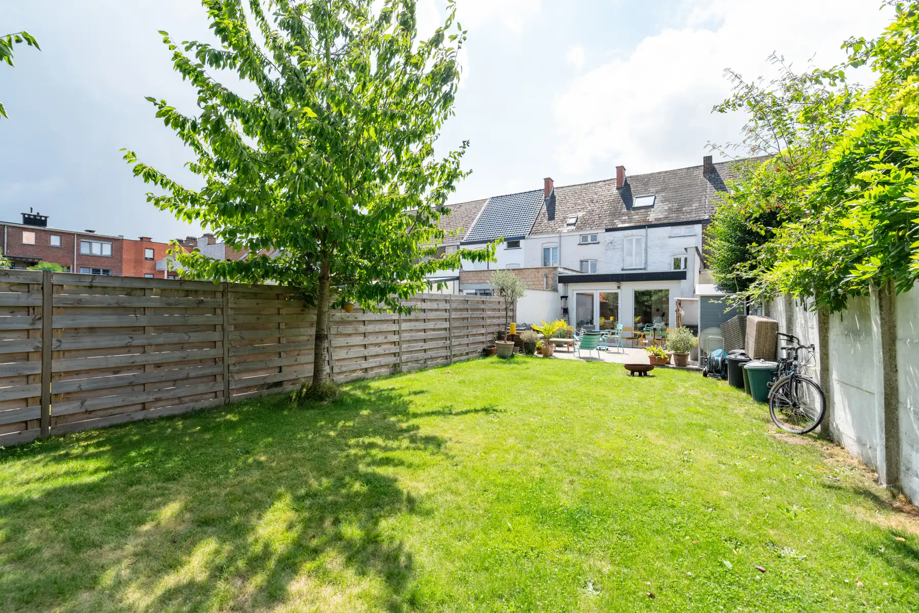 Volledig gerenoveerde rijwoning met stadstuin in Aalst foto {{pictureIndex}}