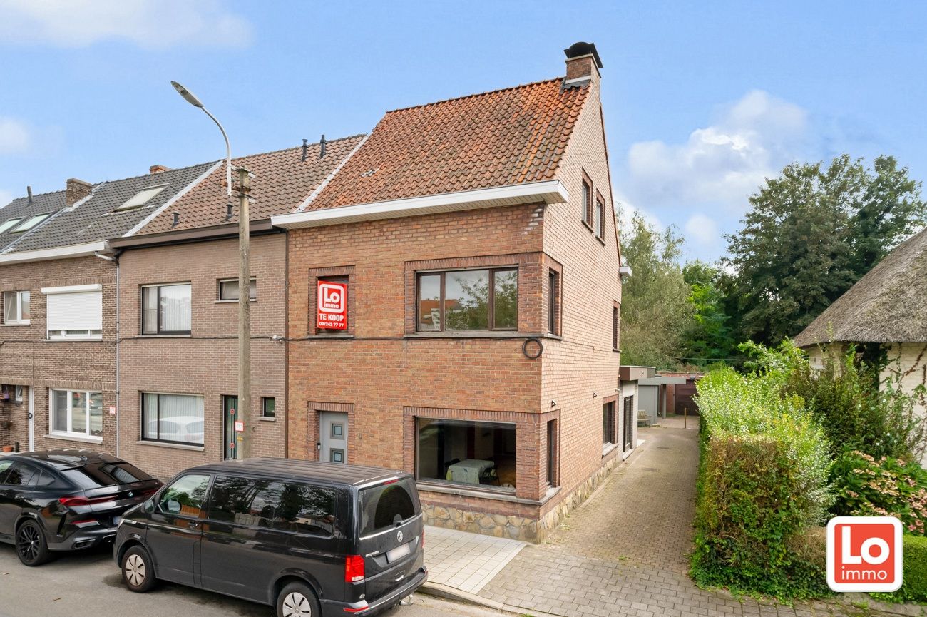 Halfopen woning met 4 slpks en schitterende tuin op een topligging in Sint-Amandsberg! foto 1