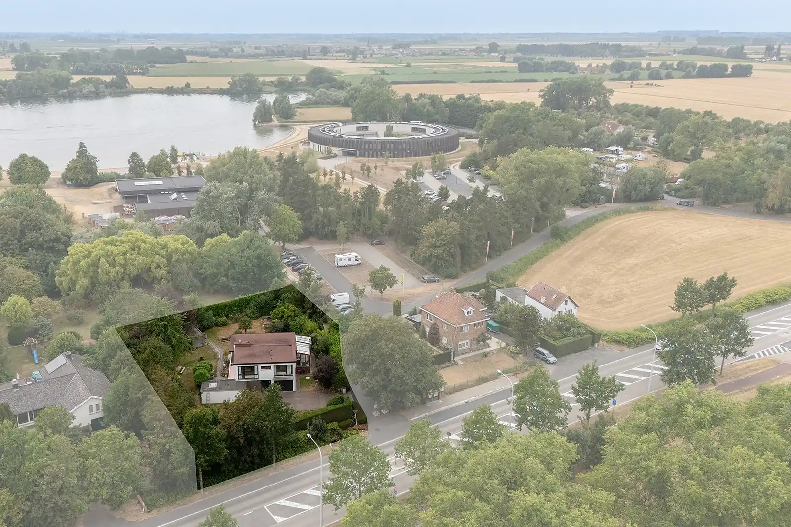 Vrijstaande woning op een ruim perceel (1850m²) te Zuienkerke foto {{pictureIndex}}