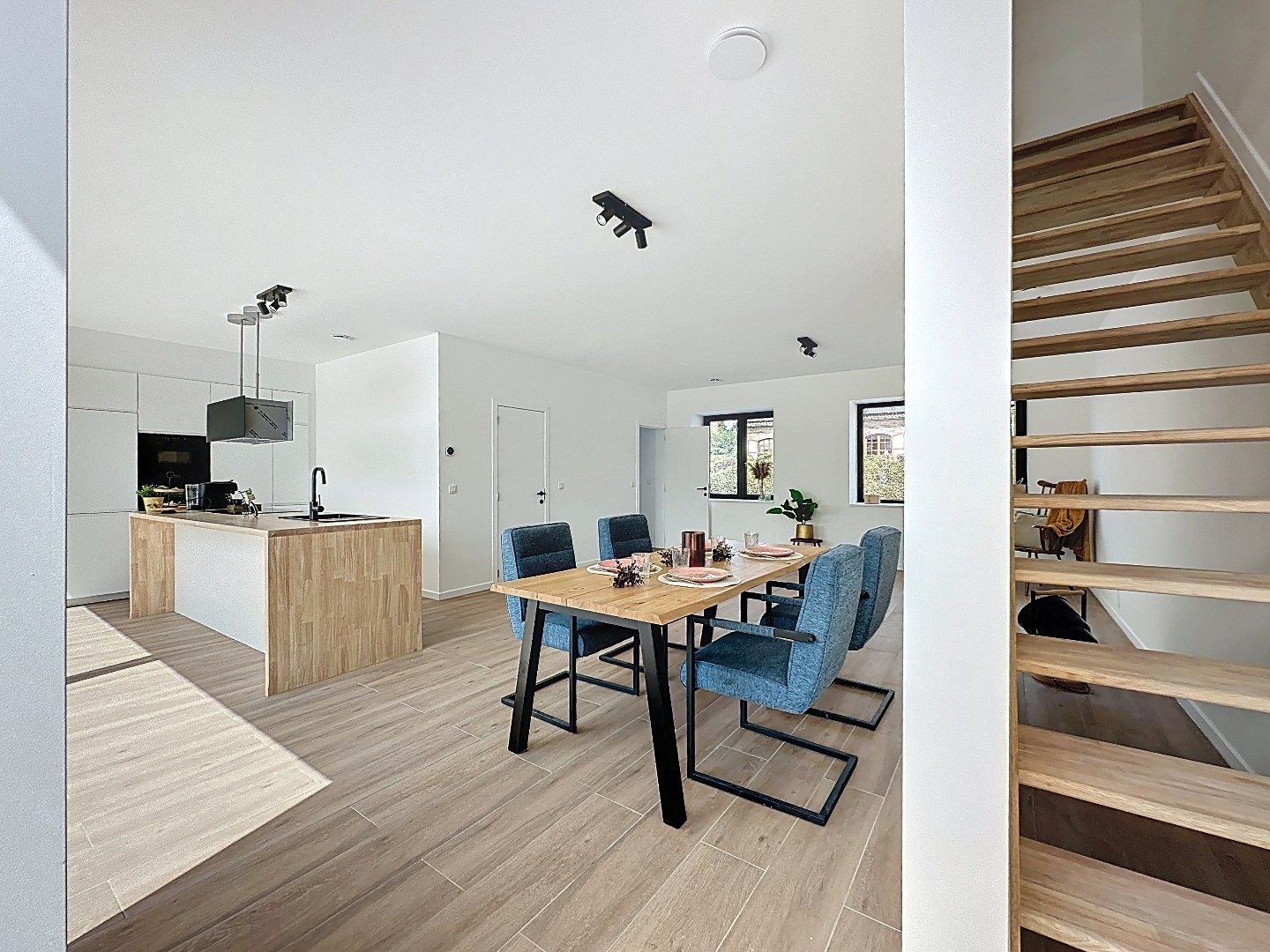 Instapklare vernieuwbouwwoning in het hart van Wezemaal foto 3