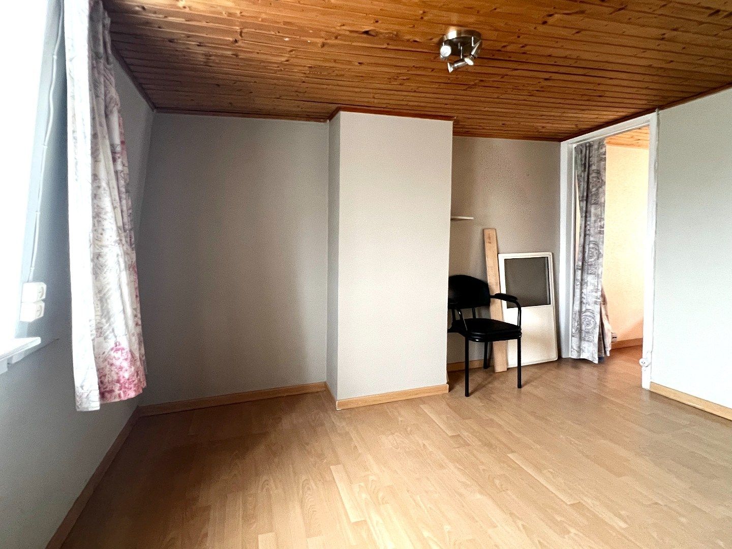 Charmante rijwoning te koop in hartje Harelbeke! – een ideale starterswoning of slimme investering! foto 16