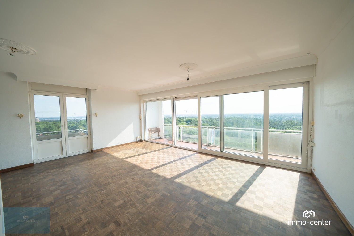 Ruim appartement met 4 slaapkamers en 3 terrassen in hartje Genk! foto 3