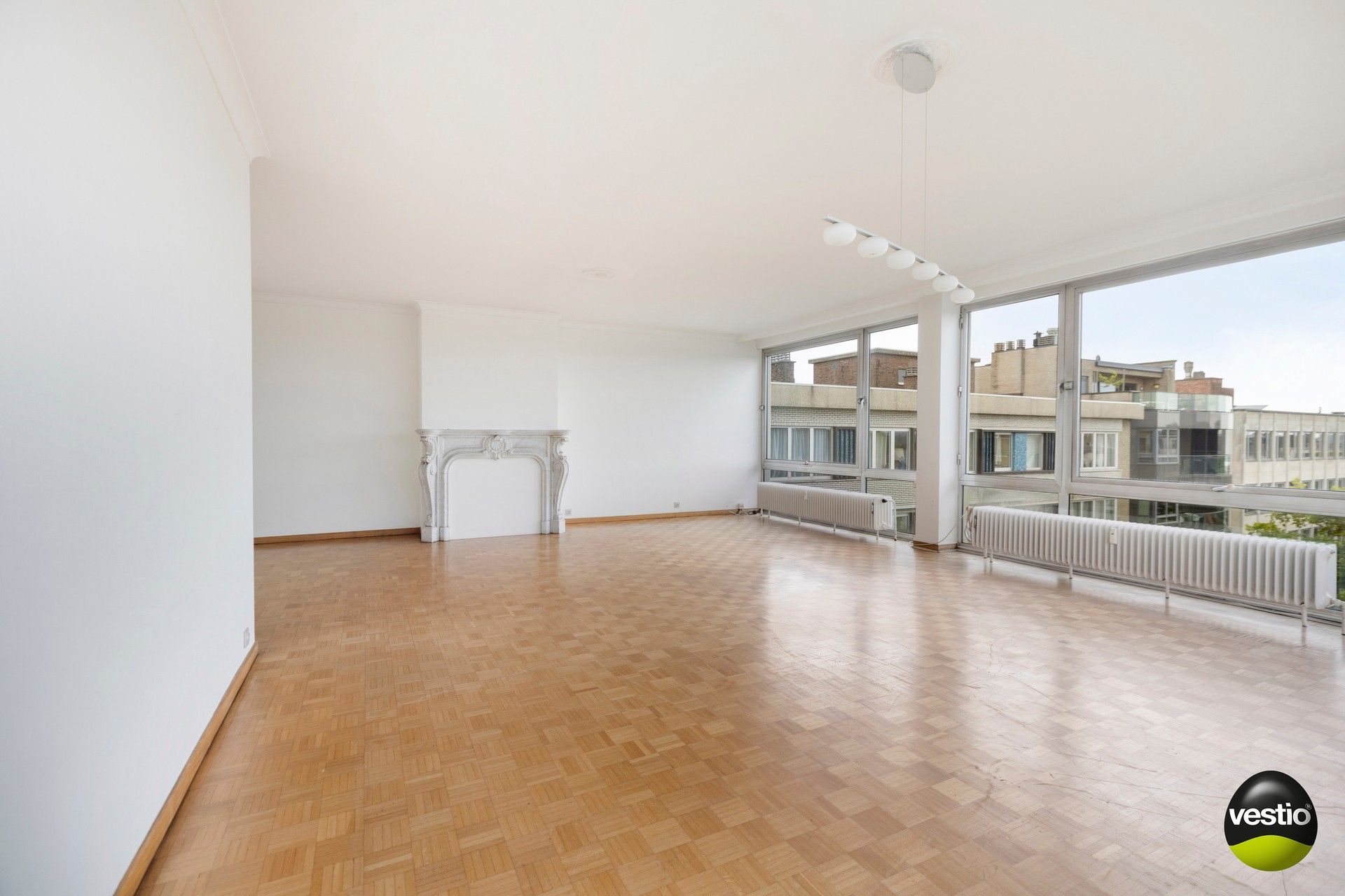 Klassevol, lichtrijk 3 slaapkamer appartement van 145 m² op het Leopoldplein. foto 5