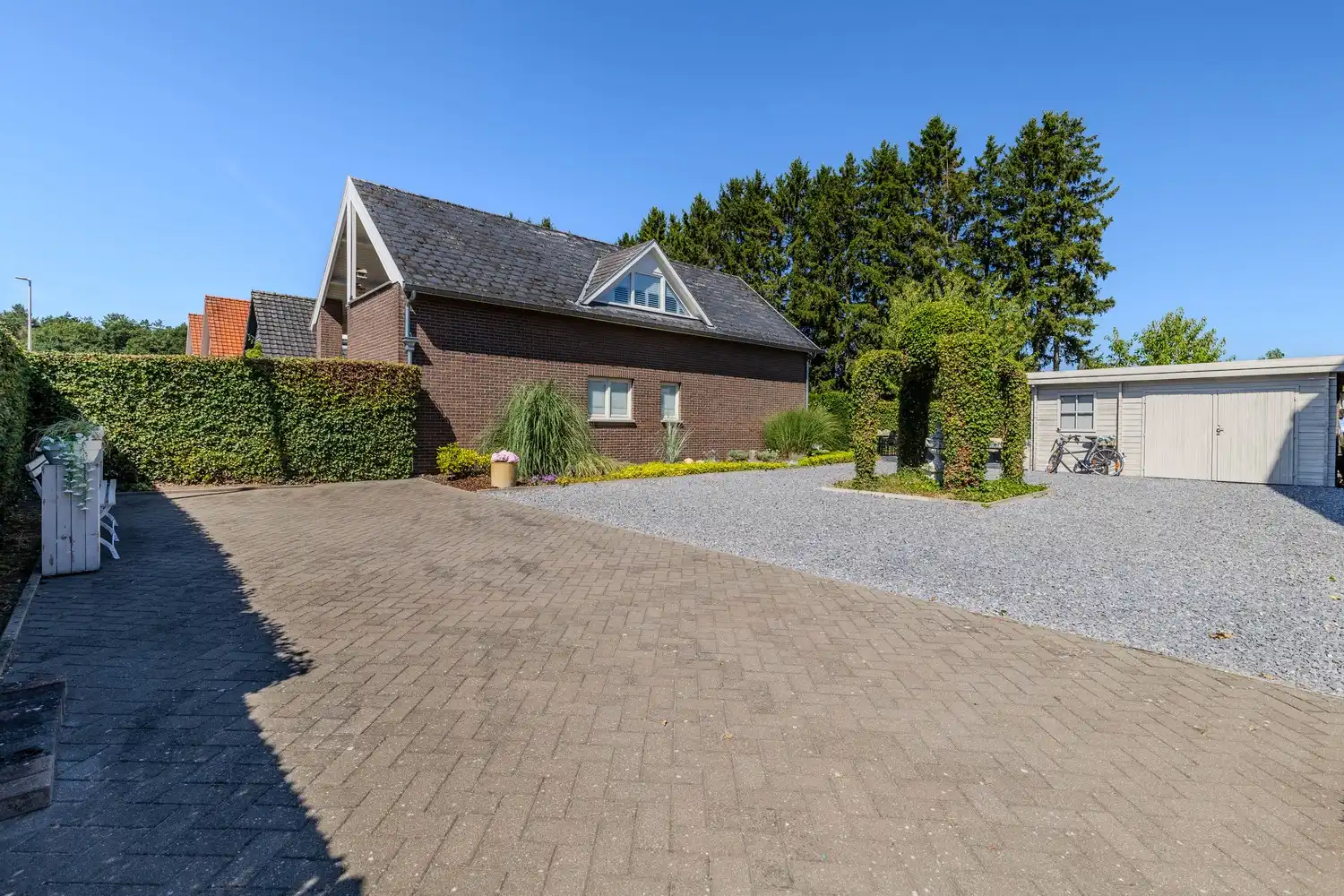 Charmante woning met 3 slaapkamers, terras en inpandige garage in het gezellige Rekem foto 32