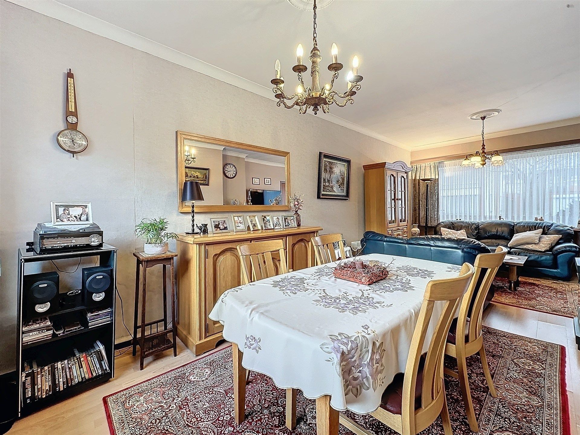 Half open bebouwing met 3 slaapkamers, ruime garage en tuin op perceel van 261m². foto 3