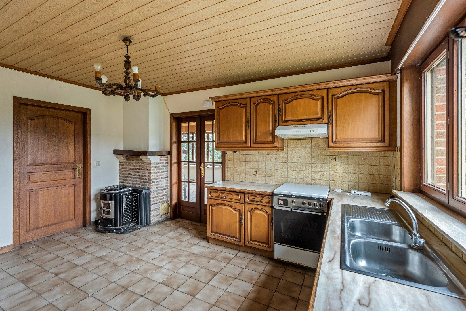 Woning met 3 slaapkamers, ruime garage en tuin op 662m². foto 8
