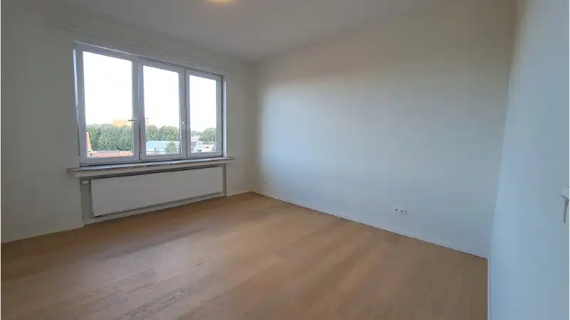 Ruim en lichtrijk 3-slaapkamerappartement te koop in Brugge foto 4