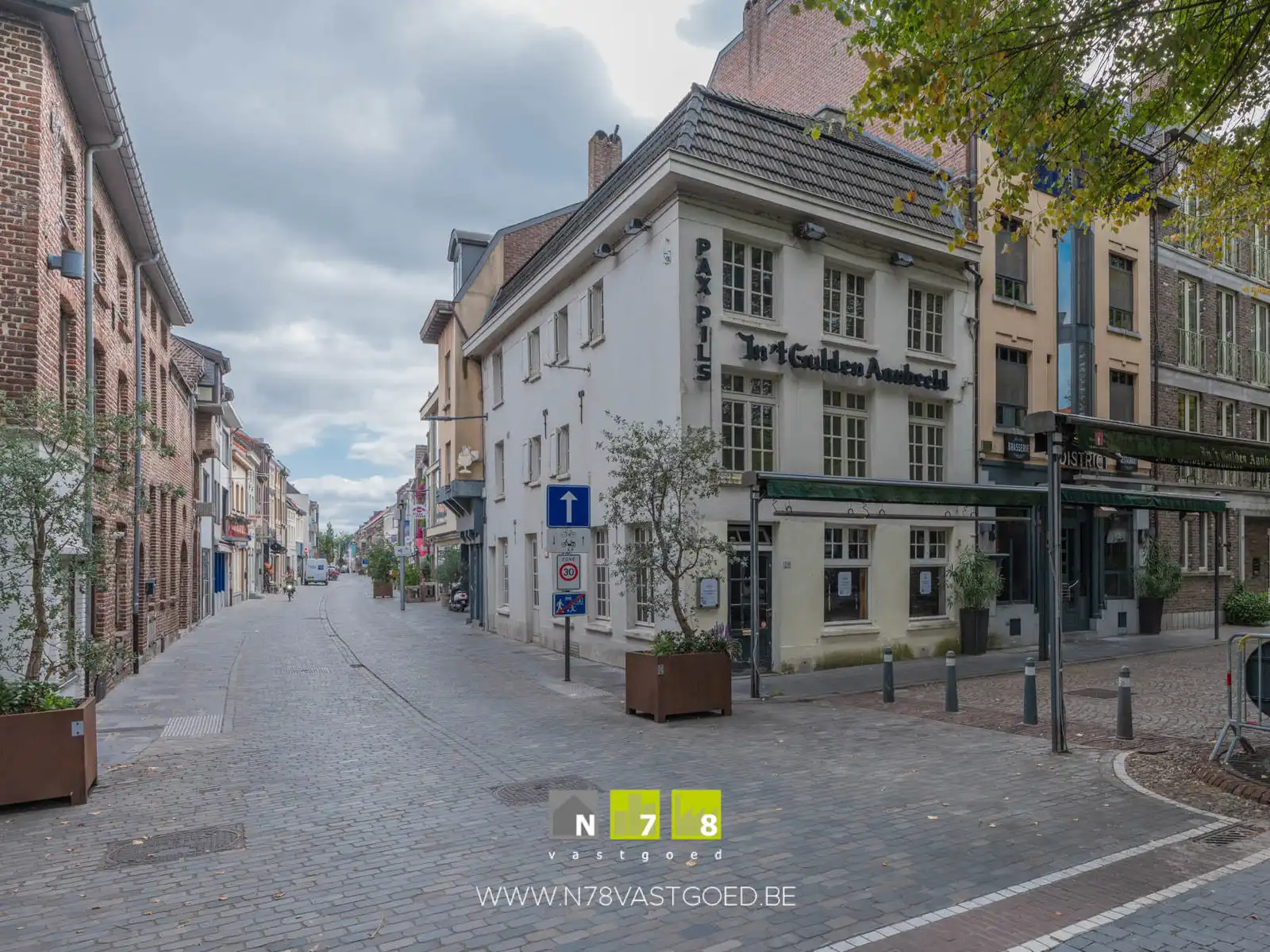 Commerciële ruimte te koop foto {{pictureIndex}}