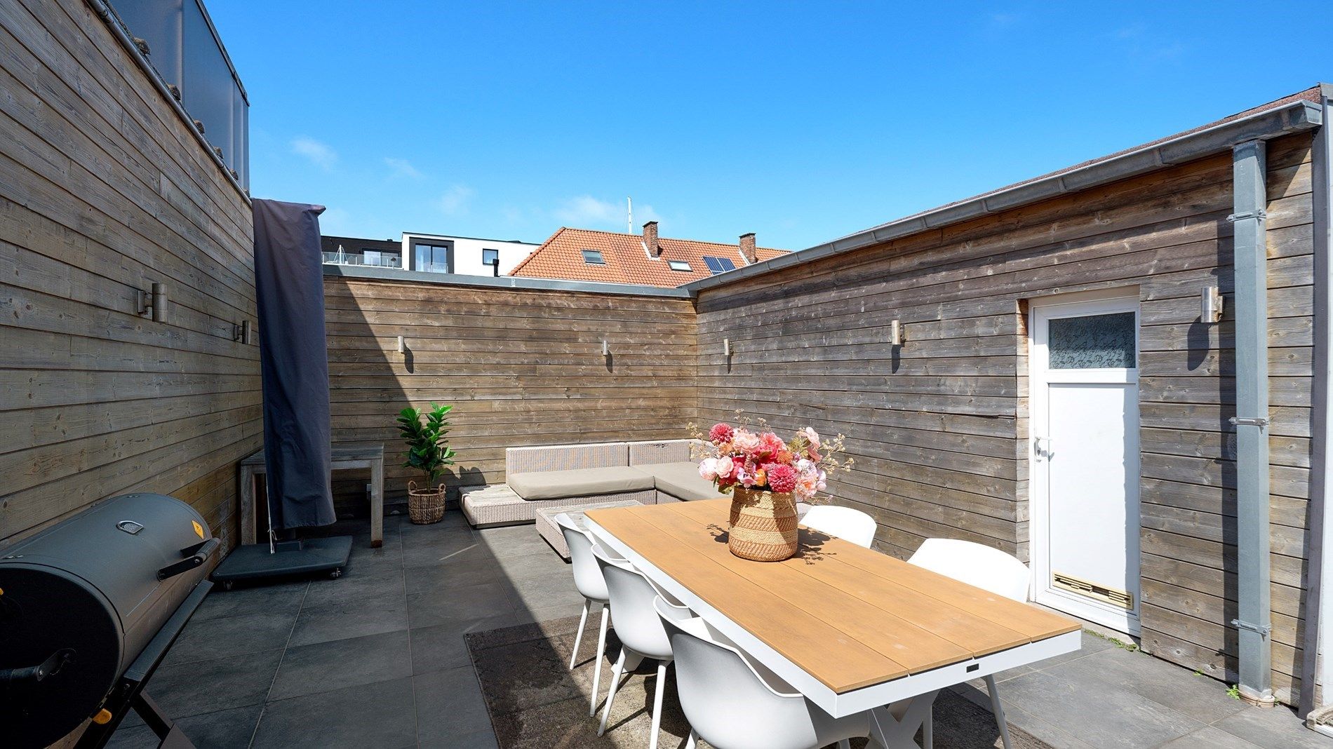 Mooie halfopen woning met garage, oprit en stadstuin foto 12