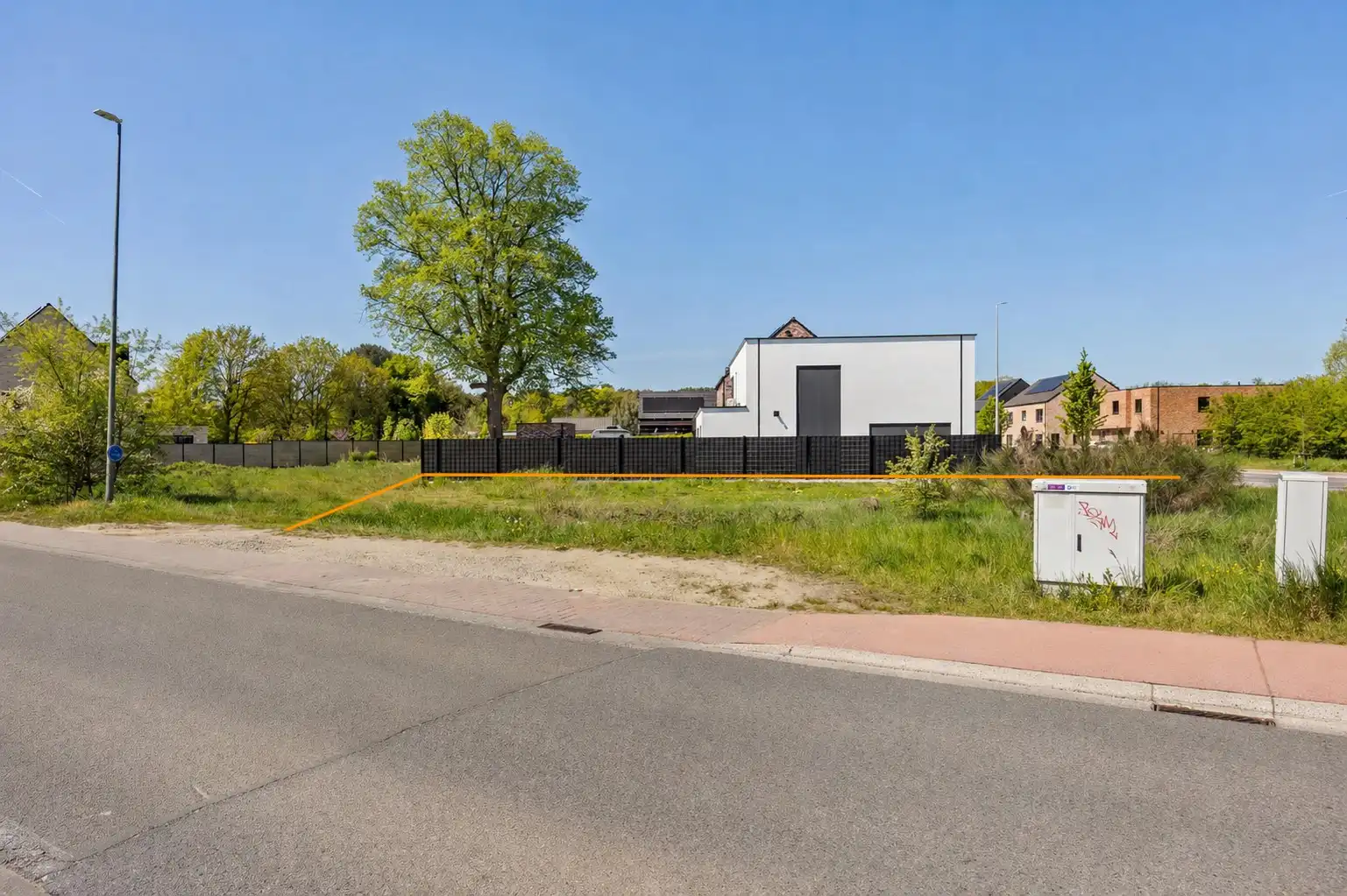 Ruime bouwgrond van 6a91 met brede perceelvorm en uitstekende ligging in Koersel foto 3